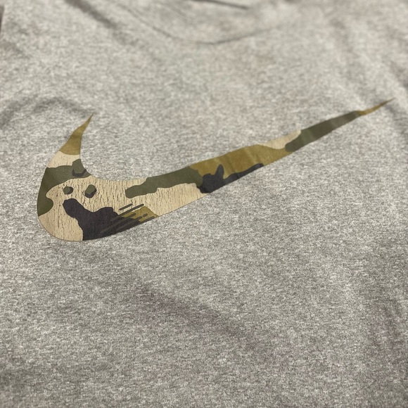 Grey Nike t-shirt with camo logo - Picture 1 of 2